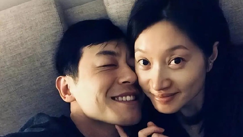 朱亚文沈佳妮被传婚变，男方发文控诉，网友：结婚12年确实变了封面图