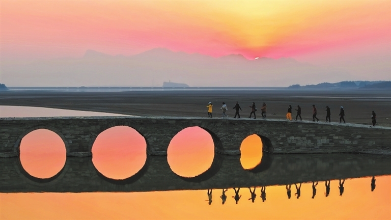 湖口县五眼桥：游客组团“打卡”（图）