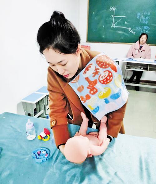 1月13日,秦皇岛市人社部门组织开办月嫂、育儿嫂培训班,帮助求职者提高劳动技能。 本报记者孙也达摄