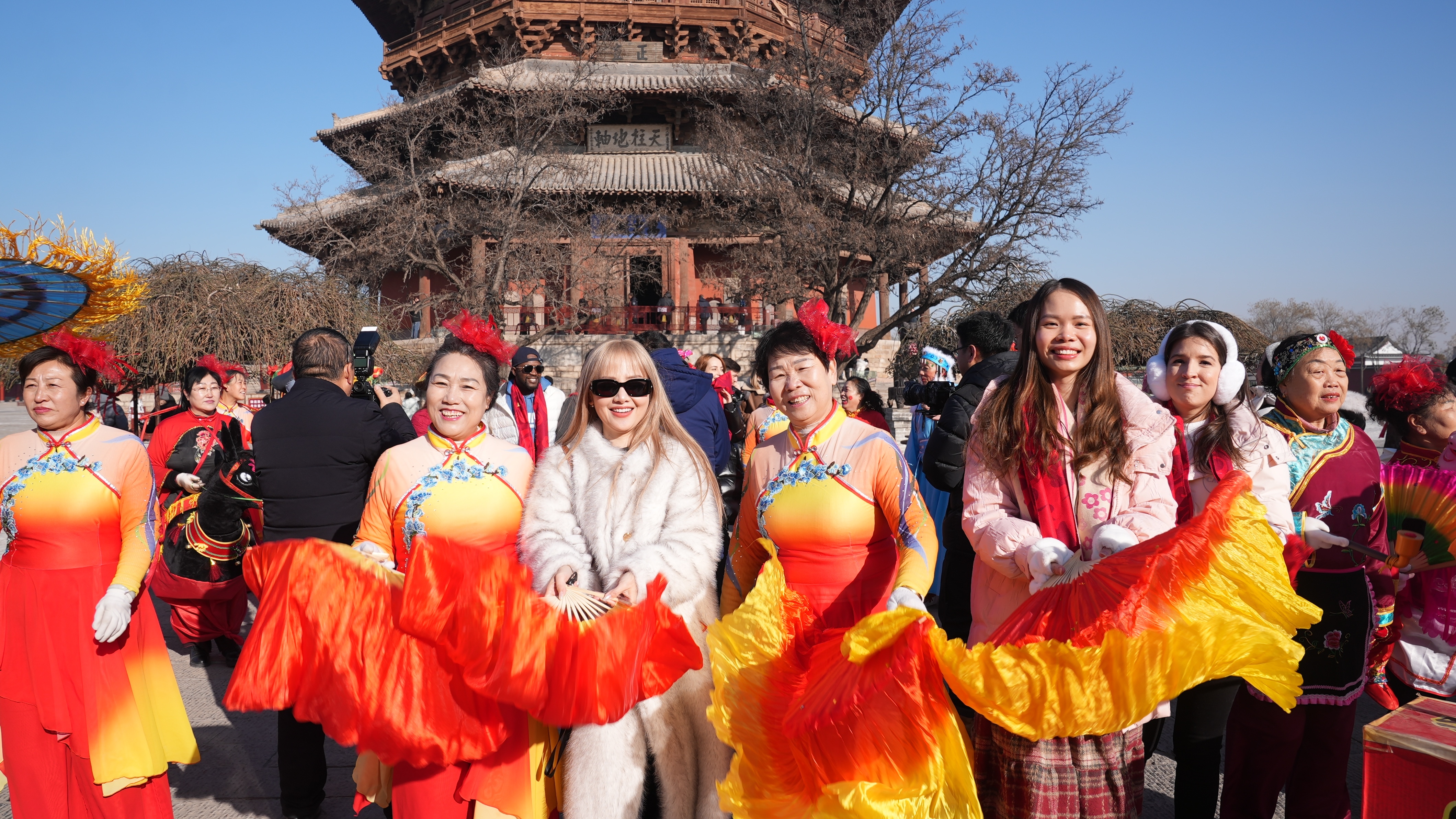 海外嘉宾与年俗表演者合影