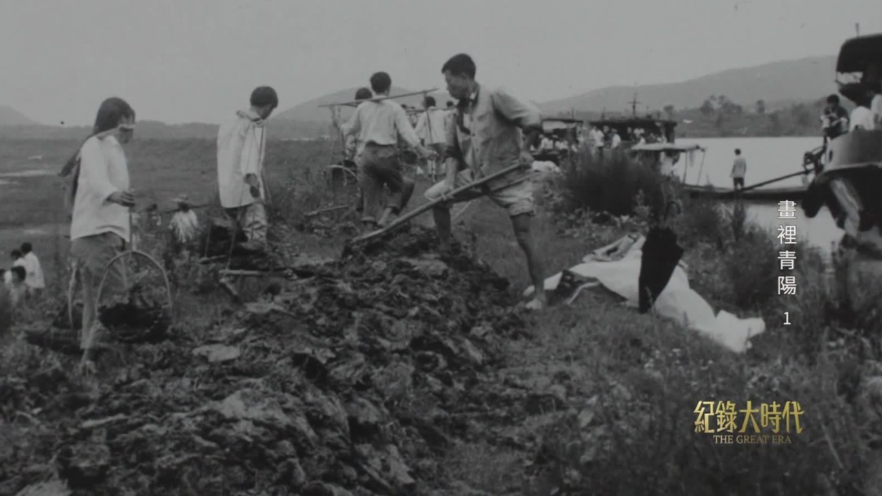 他用青阳农民画记录了1983年抗洪救灾，呈现了中国人民不畏艰难的精神