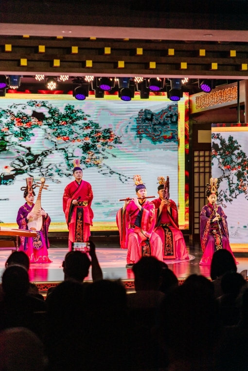 蛇年上蛇山 春晚看黄鹤 黄鹤楼初一迎客 请从东门入园