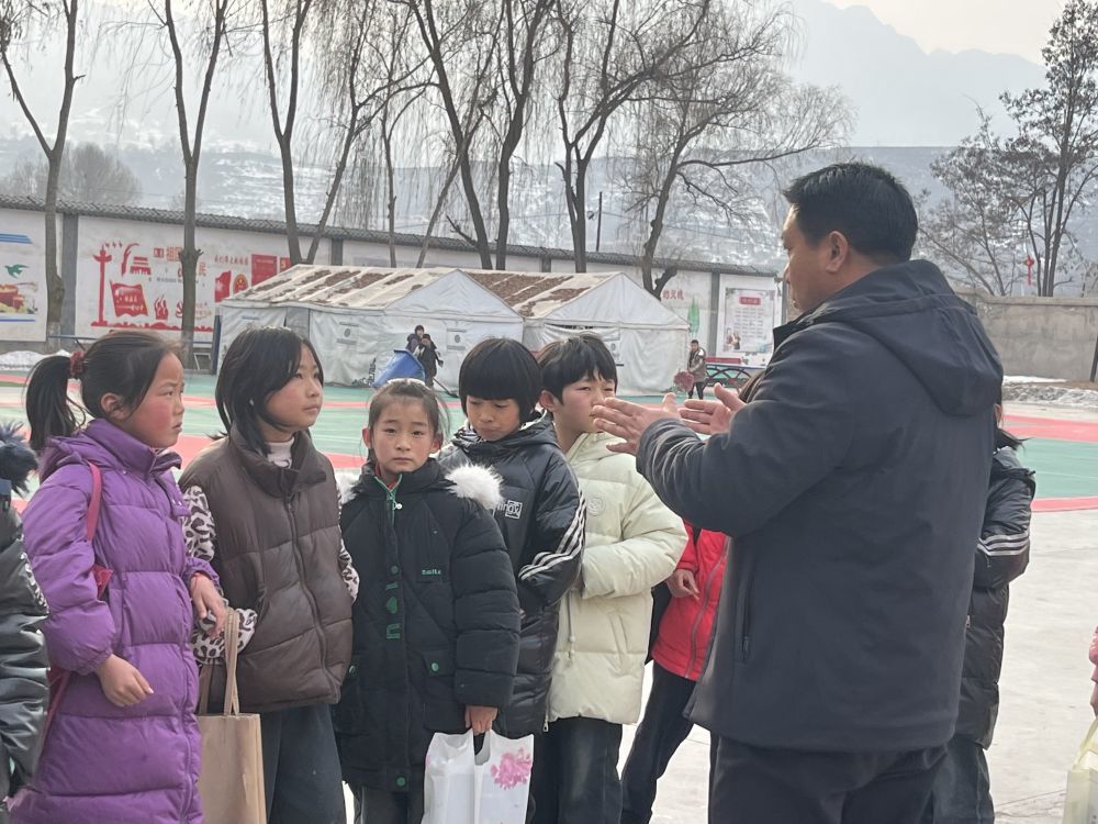 马瑞琳（左二）聆听校长关于假期的安排　本报记者　张玉洁　摄