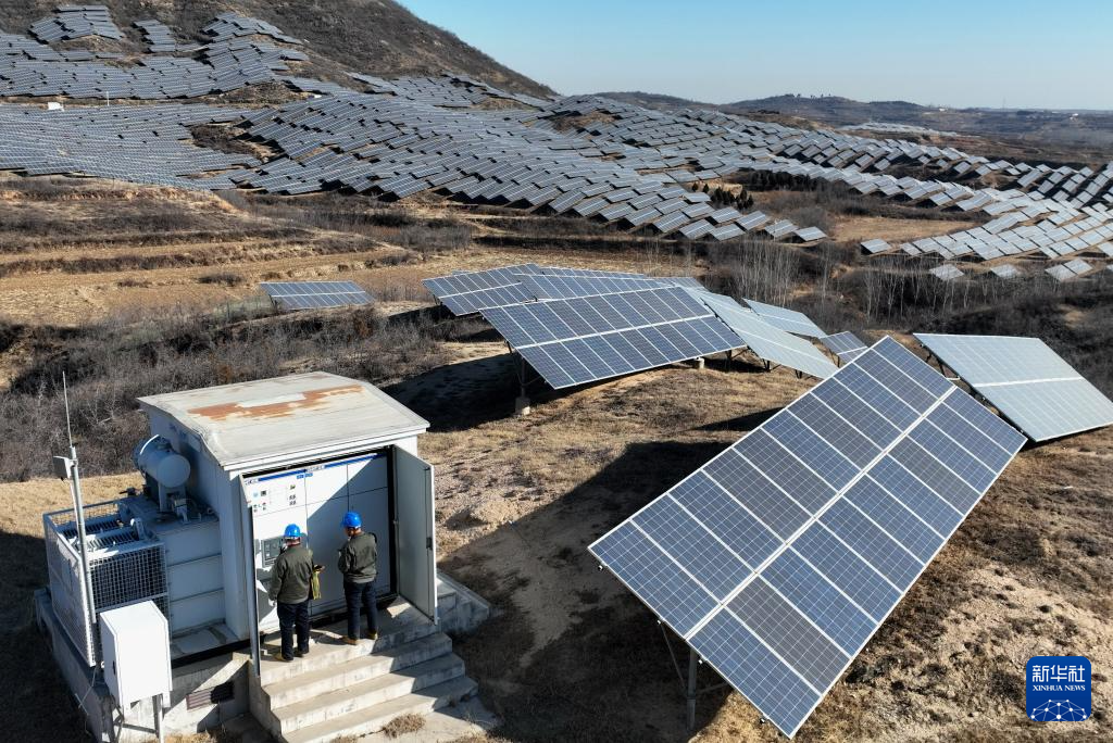1月19日,国网邢台供电公司的工人在辖区虎头山光伏发电场巡检(无人机照片)。