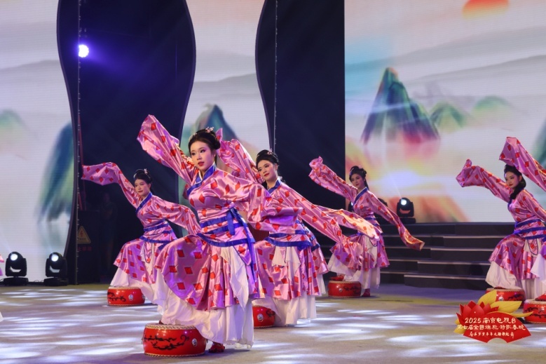 特稿·梁平｜全国旗袍·诗歌春晚，在南京发芽，花开大江南北，七年后更有仪式感