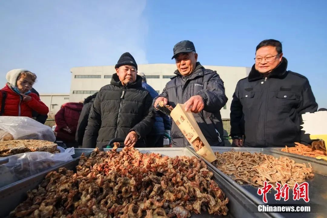 市民在山东省青岛市李村大集选购脂渣。张鹰 摄