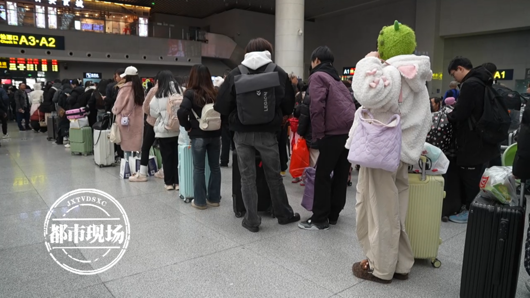 一路飘红！大批江西人堵在回乡路上：600公里开了13个小时？