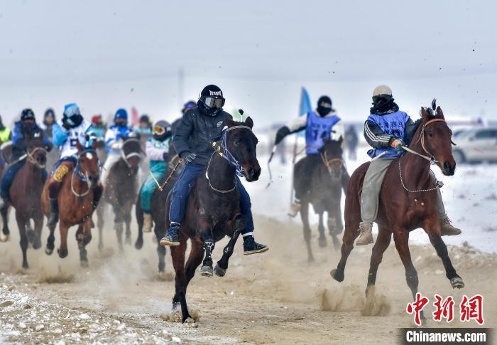 新疆福海：骑手策马扬鞭角逐赛马活动