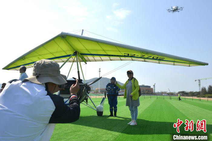 市民游客近距离参观航空器并合影。张月和 摄