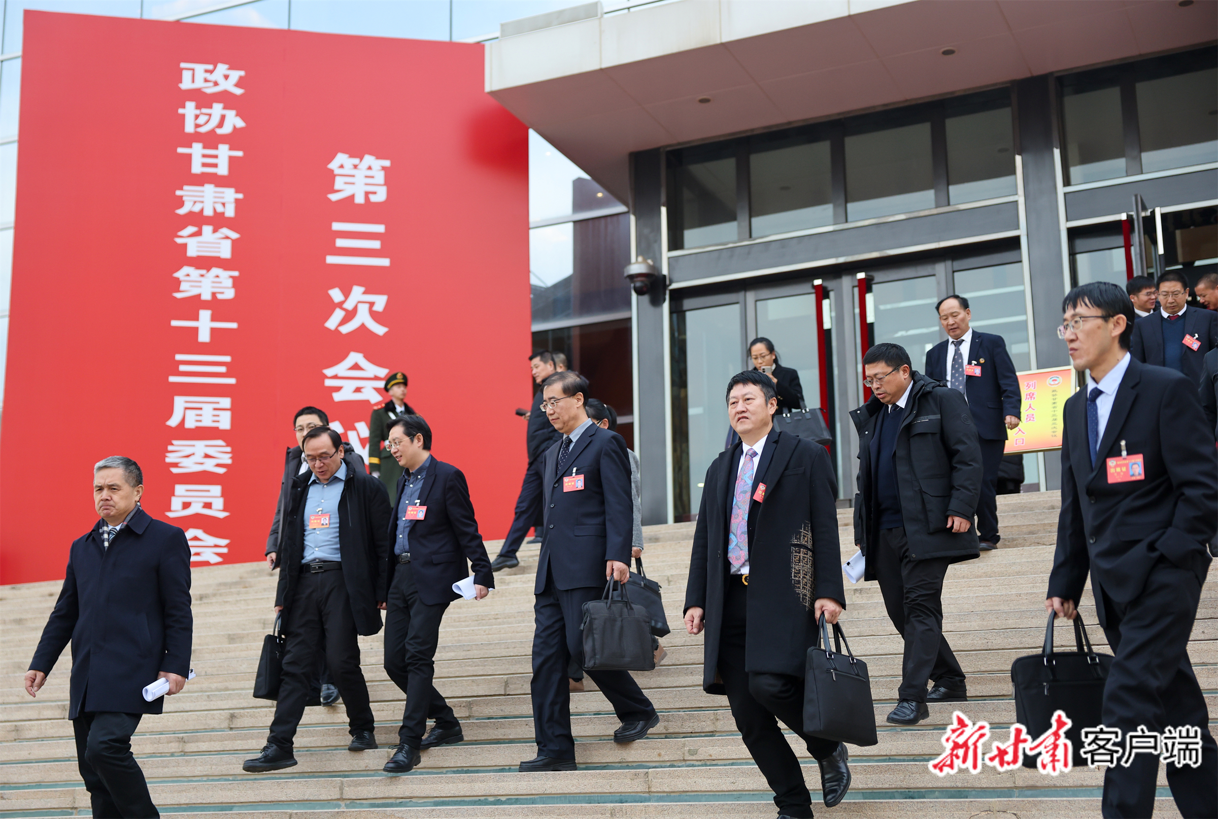 委员们步出会场　新甘肃&middot;甘肃日报记者　冯乐凯