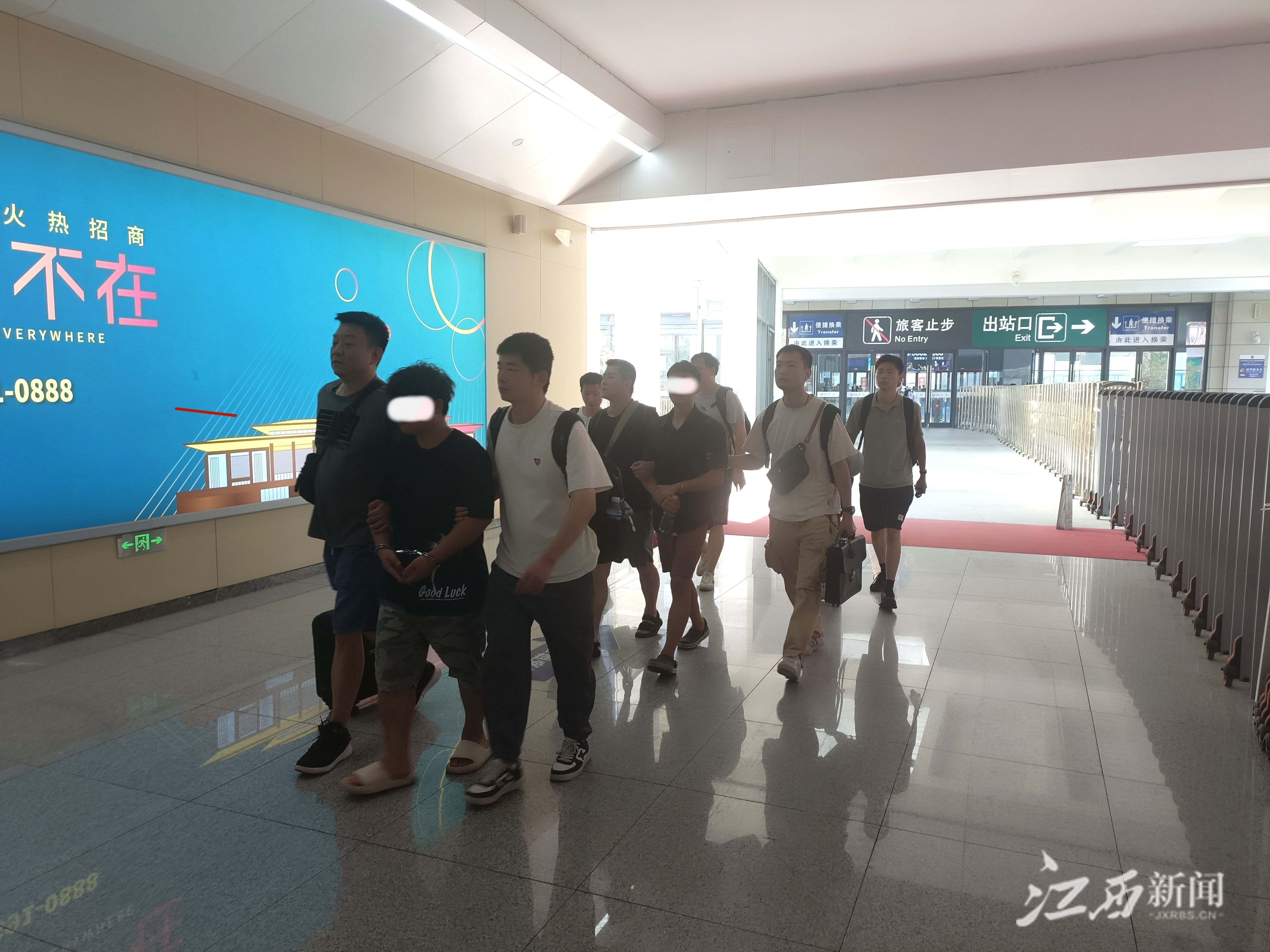 ▲专案组民警抓获电诈团伙成员