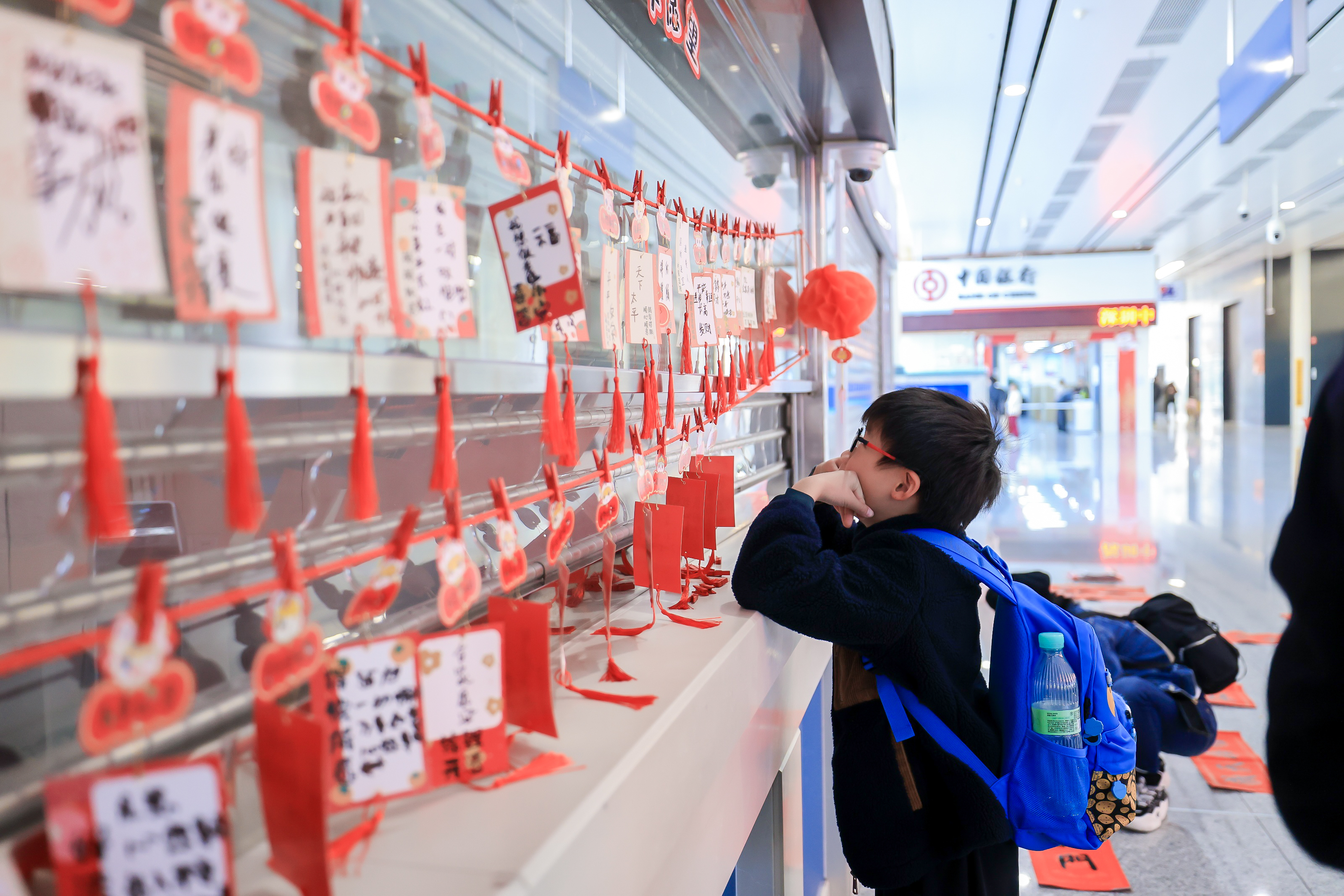 福田区为口岸旅客赠“福”礼