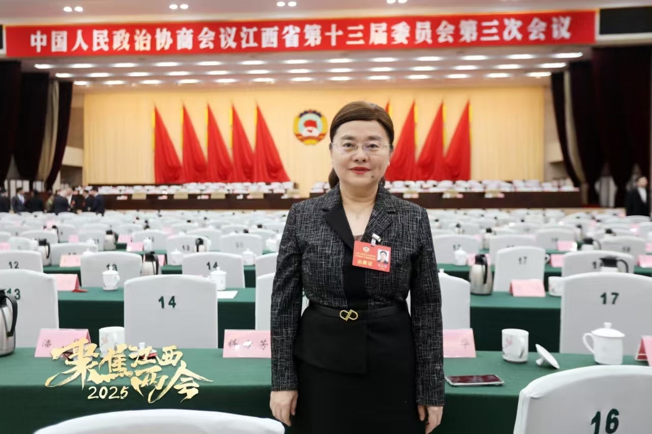 江西省政协委员，省卫生健康委员会党组成员、省人民医院党委书记钭方芳