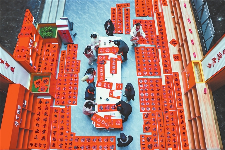 江西：写春联 送祝福（图）