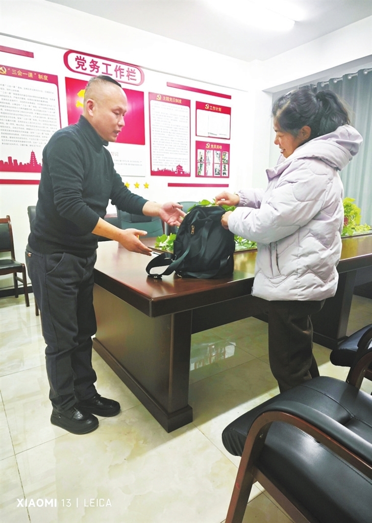 九江女子把一包金银手镯遗忘在公交车上 司机帮她找回