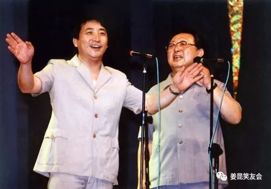 姜昆、唐杰忠表演相声《电梯奇遇》(选自《姜昆笑友会》图)