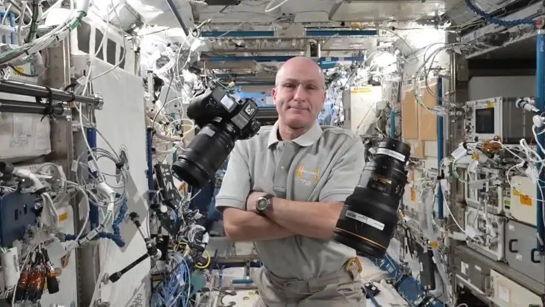 教你如何在太空中给尼康Z9换镜头