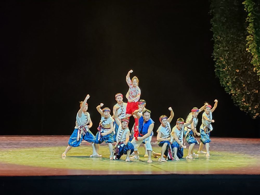 曹光裕和老船工艺术团成员在新疆表演川江号子。（受访者供图）