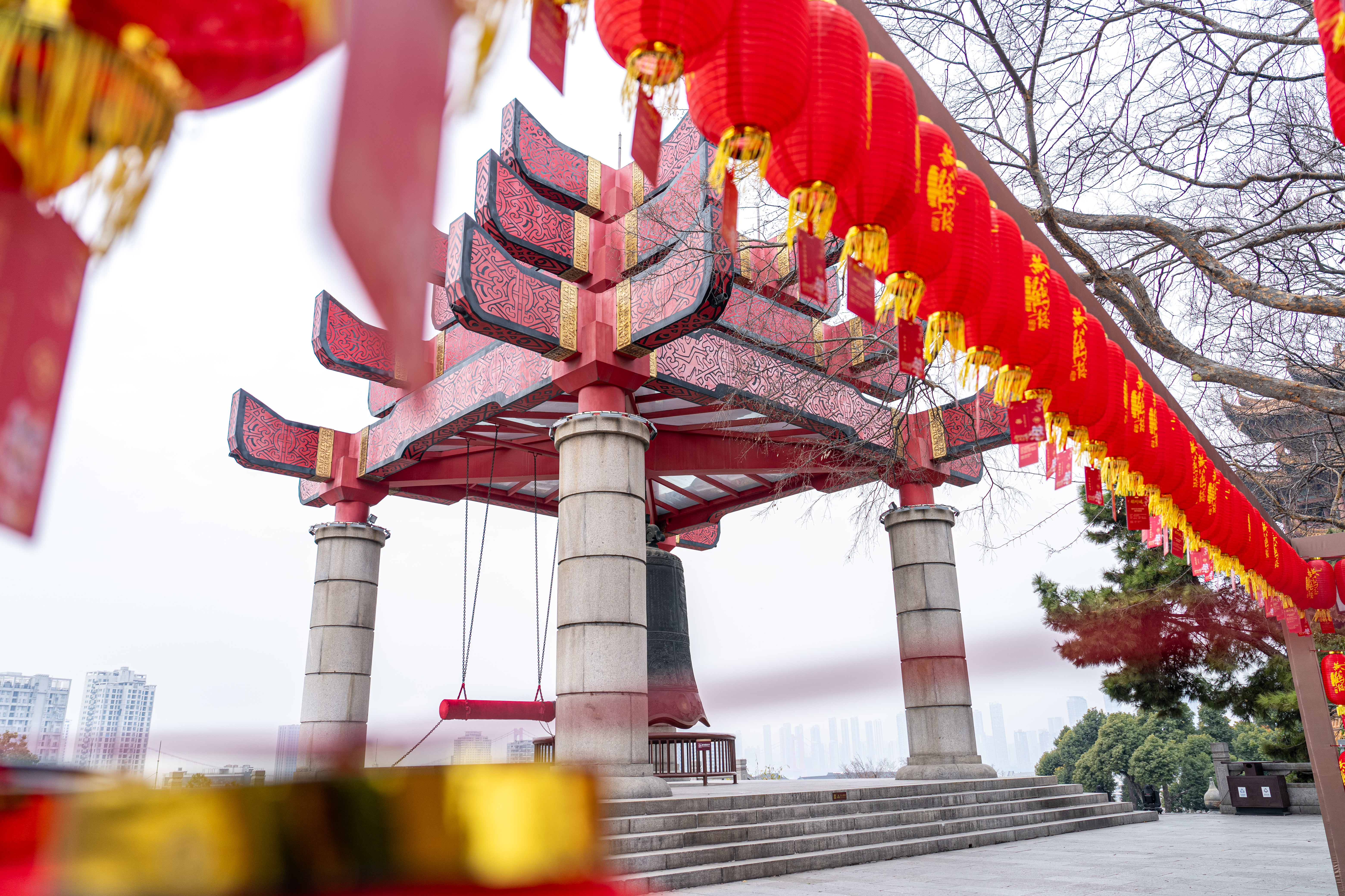 蛇年上蛇山 春晚看黄鹤 黄鹤楼初一迎客 请从东门入园