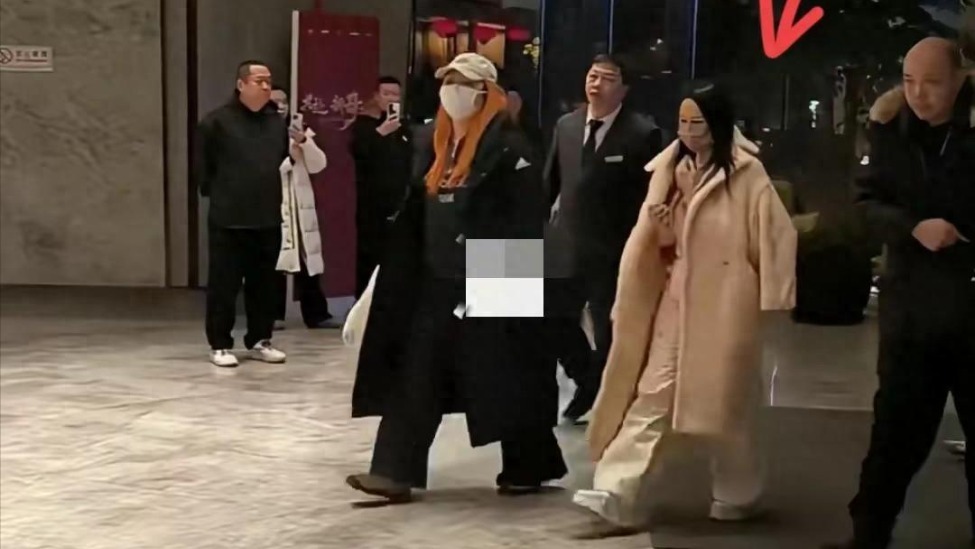 伊能静秦昊现身辽宁春晚后台，她光腿穿裙子冻到发抖，婆婆也陪同封面图