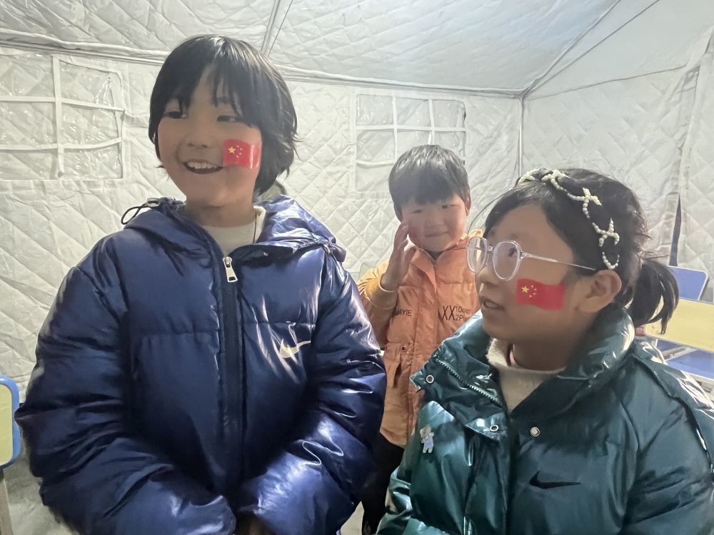 马瑞琳（左一）、马瑞兰（右一）在救灾帐篷中（资料照片）　本报记者　张玉洁　摄