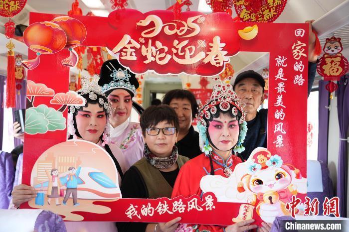 图为演员和旅客合影留念　王光辉　摄