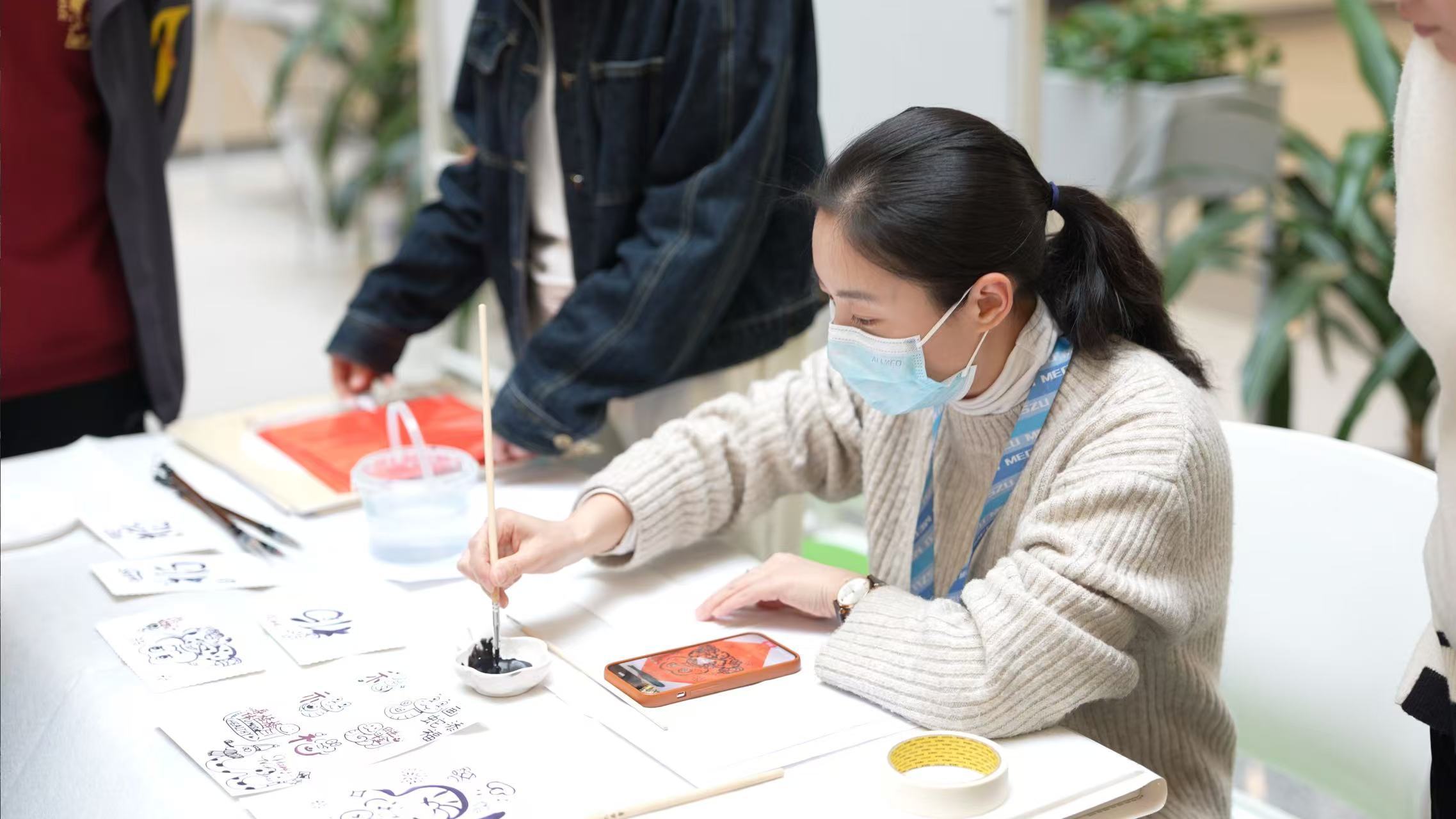 医患同乐迎新春:华南医院开展春联送福活动