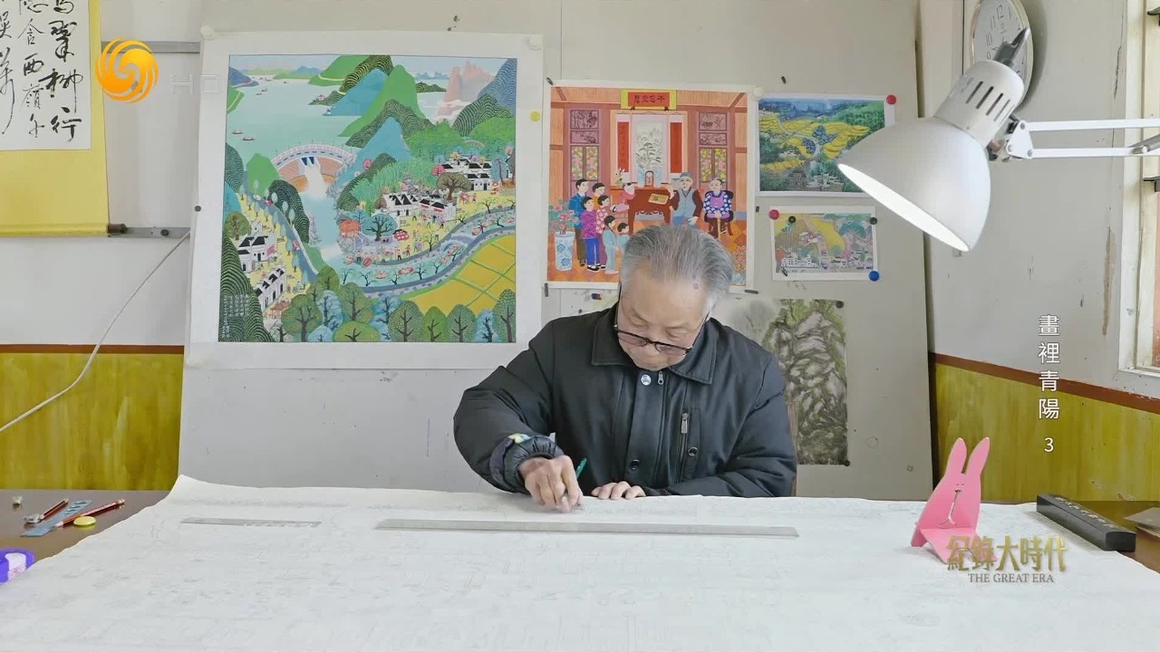 张平安手握画笔，长期守着青阳农民画，坚守家乡文化和风土