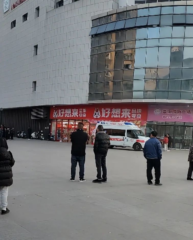 一辆120救护车停在涉事门店门口。