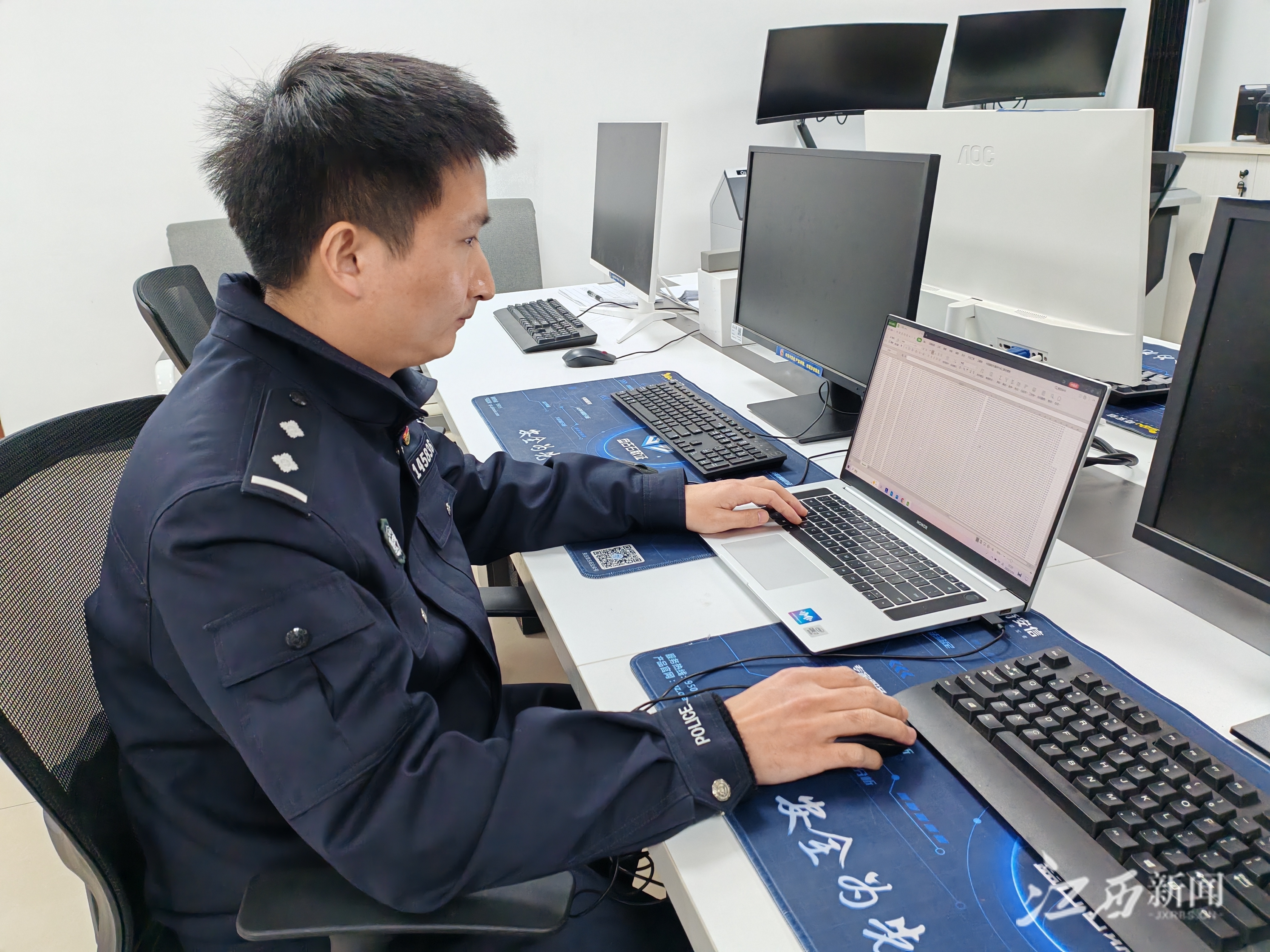 ▲专案组民警开展取证工作