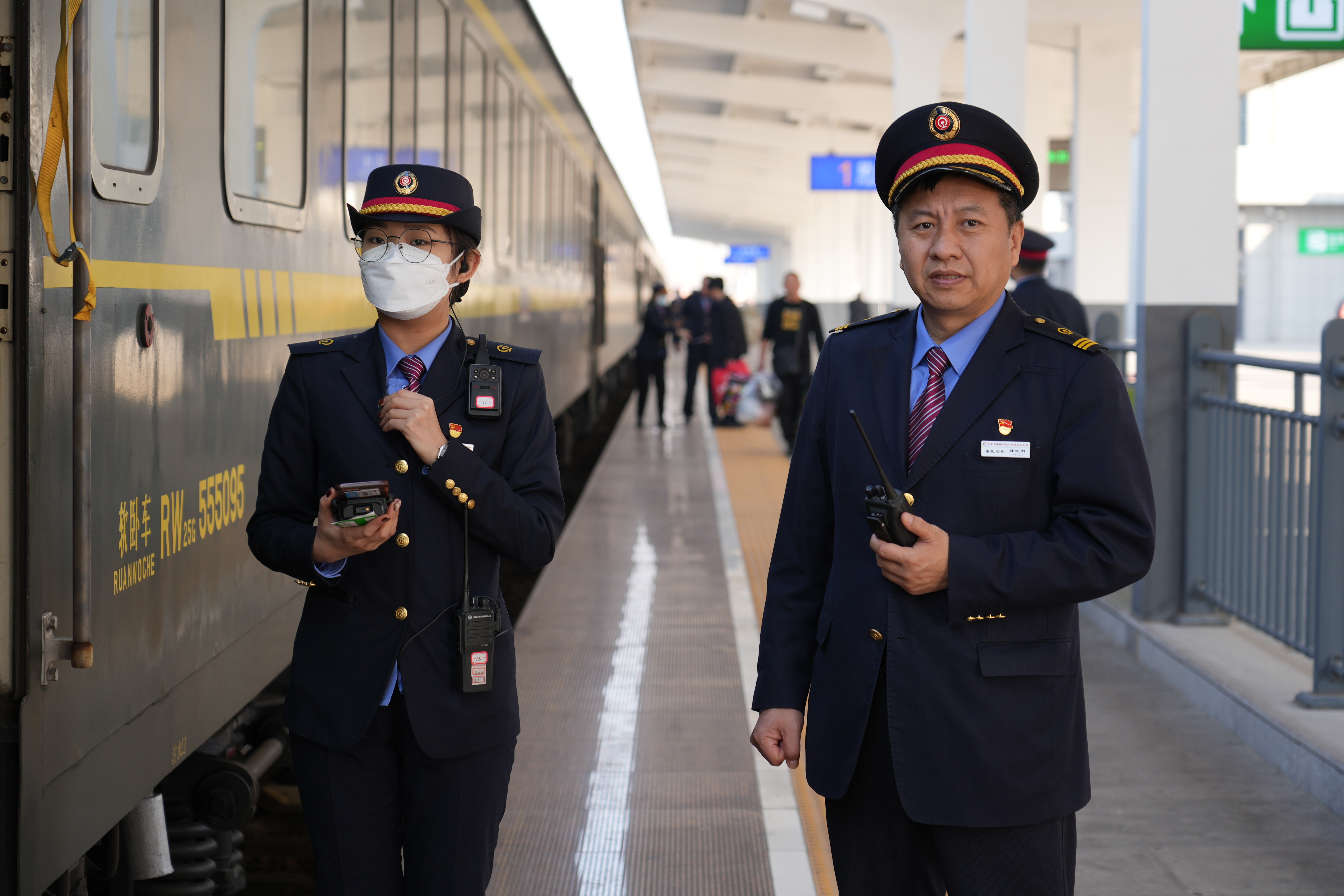 图为青年列车员值乘过程中在老职工的带领下认真核对负责车厢乘车信息。郑成剑摄