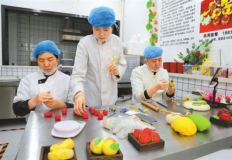 近日，在庆阳市西峰区一家生产非遗花馍的工作坊，面塑非遗传承人和工人正忙着制作“蛇元素”和新春主题的吉祥花馍。蕴含美好寓意的各式花馍惟妙惟肖，为即将到来的新春佳节增添浓浓年味。新甘肃&middot;甘肃日报通讯员　盘小美