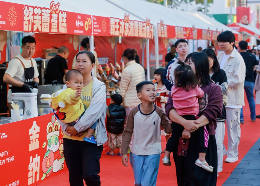 市民游客沉浸式逛飞来湾民俗年货美食街 张昊摄