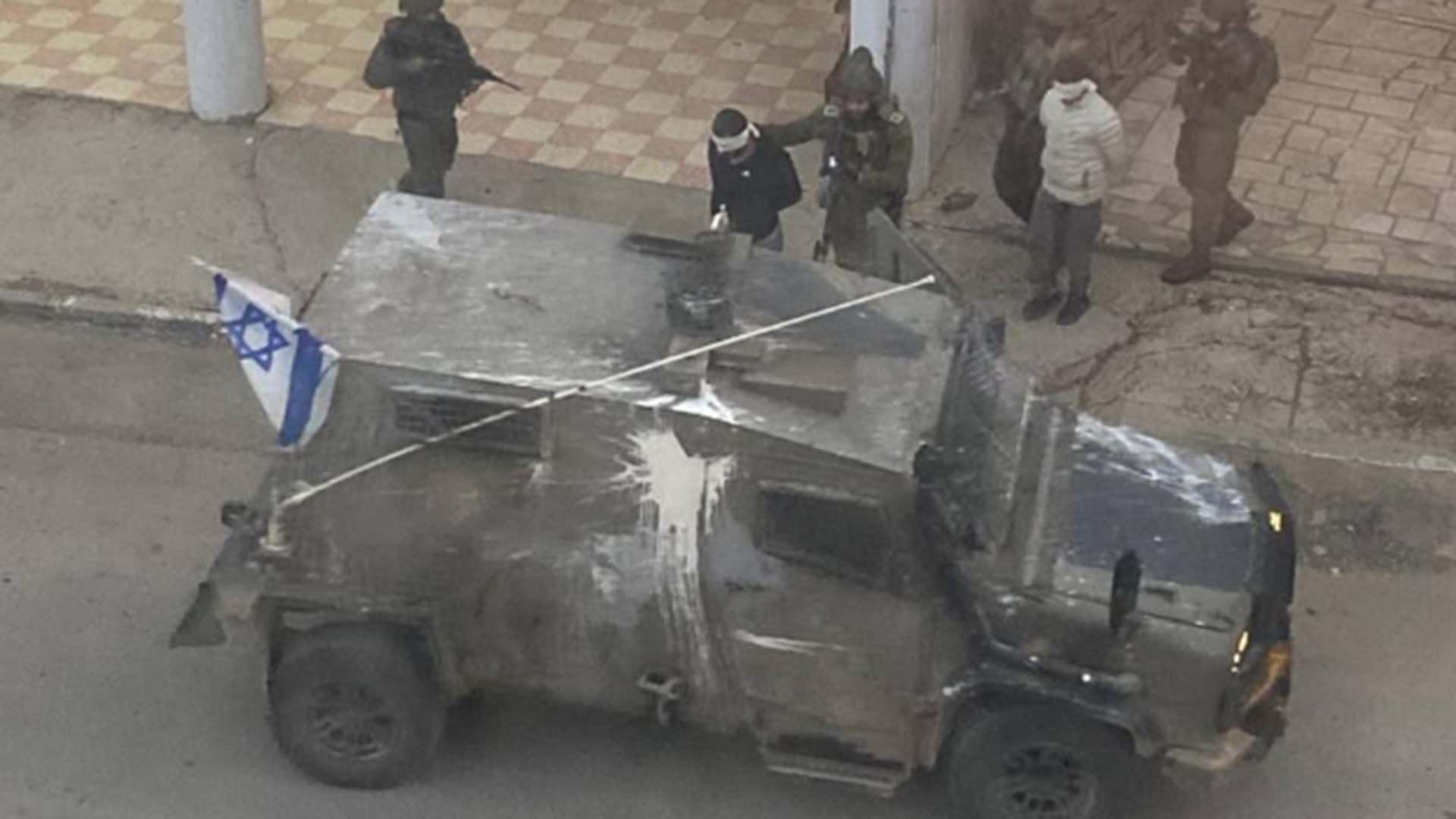 消息称以色列定居者和以军袭击约旦河西岸多地，并开展大规模逮捕行动