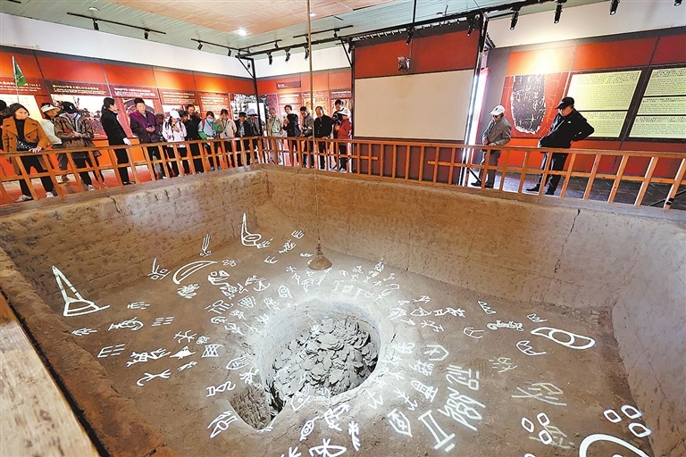 游客在参观安阳殷墟宫殿宗庙遗址甲骨窖穴。河南日报资料图片 记者 聂冬晗 摄