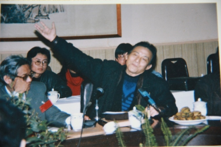 游本昌研讨会上绘声绘色。左一为作家张扬(代表作《第二次握手》) (摄于1994年)