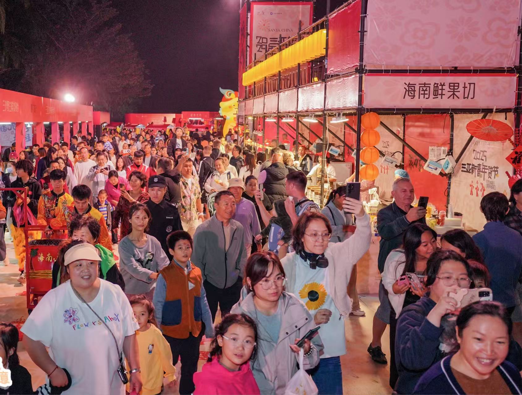 市民游客纷纷赶往三亚新春年货节现场