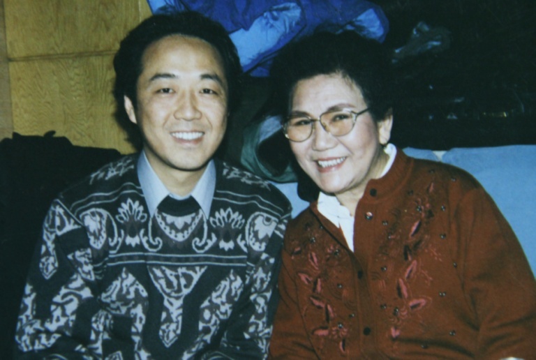 我在春晚剧组采访赵丽蓉并合影 (摄于1988年)