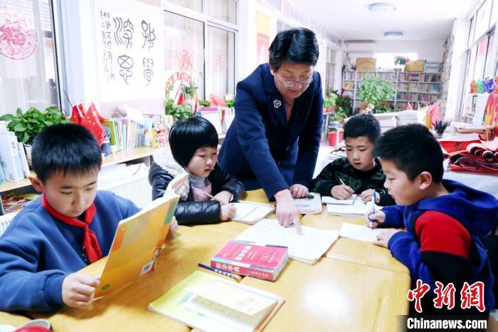 单美华在乡村公益书院辅导学生功课。(资料图，受访者供图)