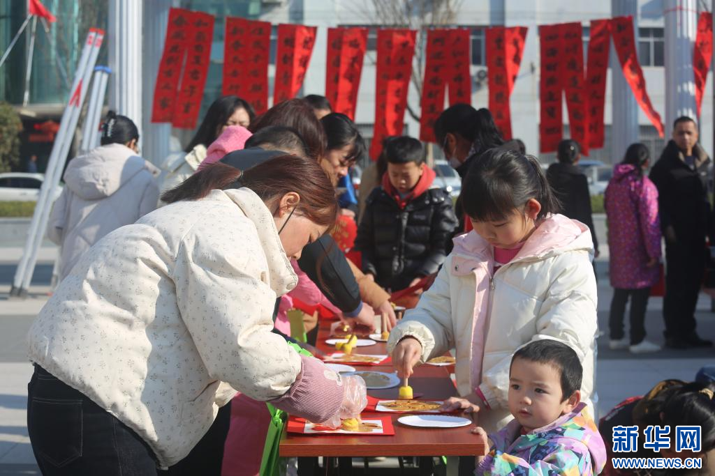 近日，吉安市青原區“寫春聯 過大年”活動現場，群眾正在體驗拓福，一起感受非遺文化。新華網發 王永鋼 攝