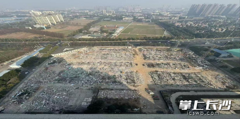 随着最后一栋建筑的倒地，新润市场近两万平方米的过期临建和历史违建被拆除。