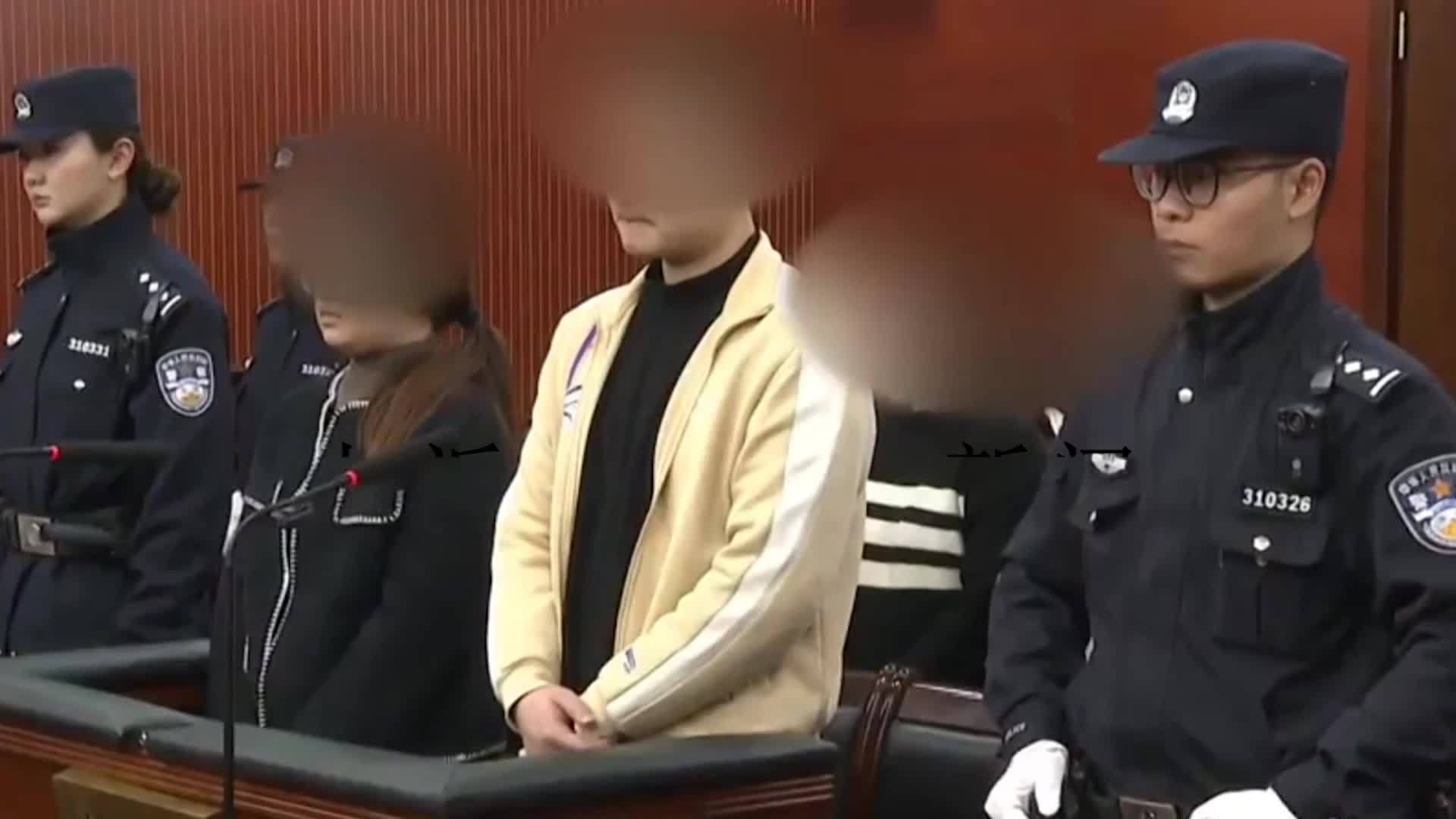 特制内衣藏匿近26斤黄金粉末走私出境，1人获刑2年，4人获刑6个月