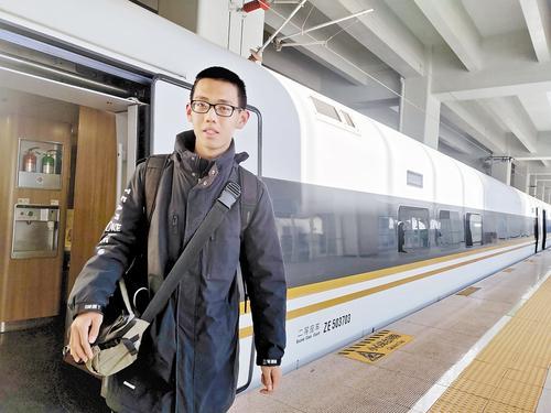 1月15日，王冉镔从廊坊北站下车。 本报记者 方素菊摄