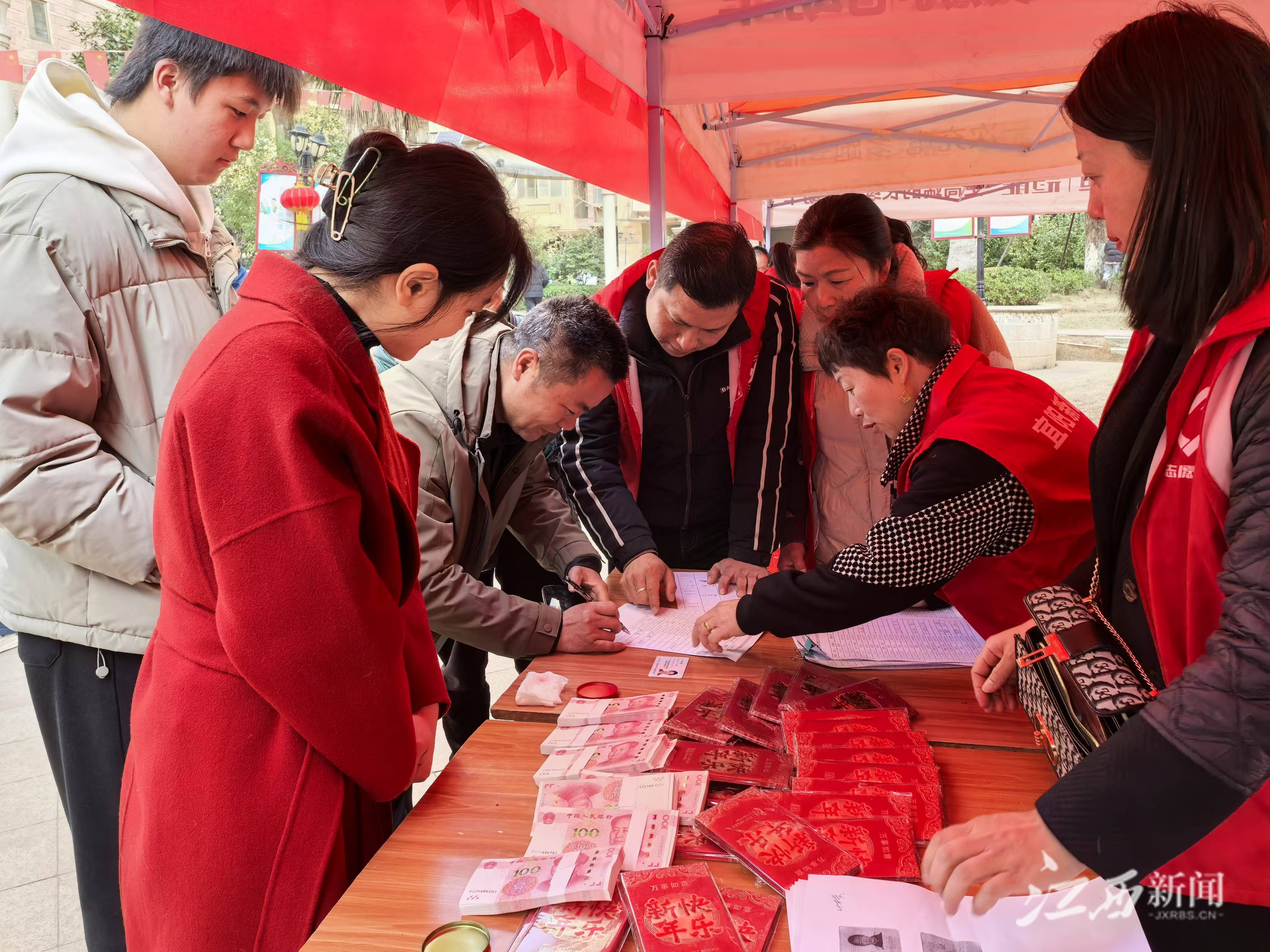 ▲1月20日，宜春市地中海風情小區給全體業主派發新年紅包。攝影|江西日報全媒體記者鄒海斌