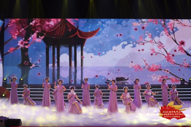 特稿·梁平｜全国旗袍·诗歌春晚，在南京发芽，花开大江南北，七年后更有仪式感