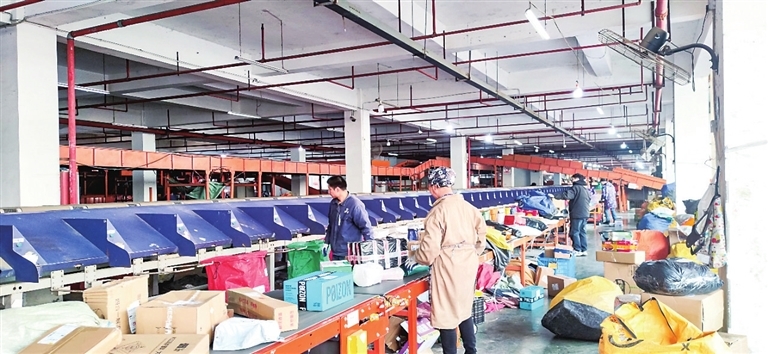 春节快递业务依然不打烊 九江宝顺快递物流园日均派送31.7万票