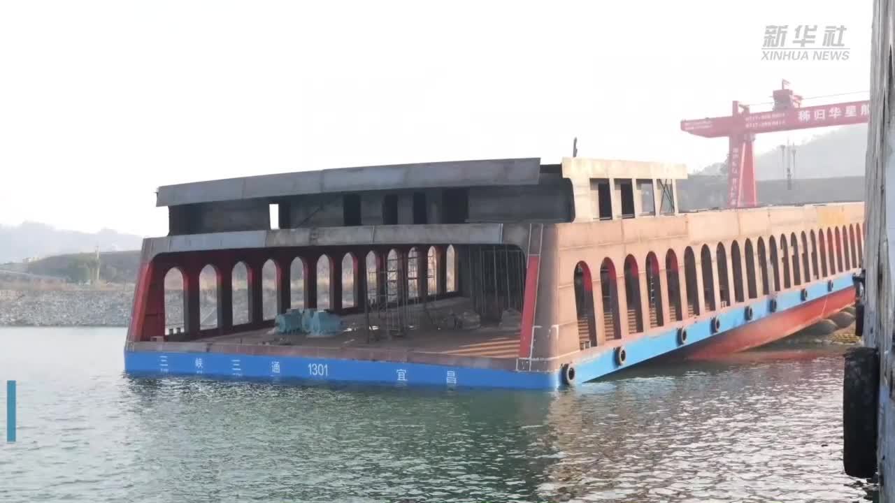 我国首艘内河大型清洁能源滚装船正式下水