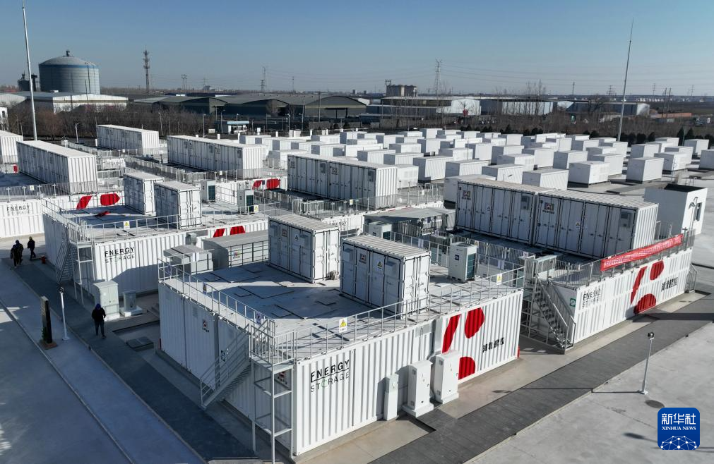 1月18日,工人在河北省邢台市信都区新型电力系统示范工程——独立储能电站巡检(无人机照片)。