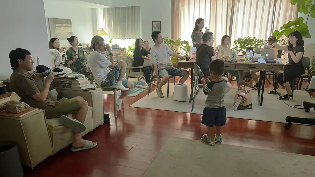 项目组成员在陆庆屹工作室开创作会