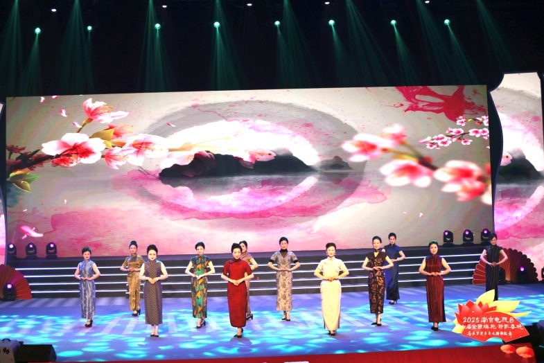 特稿·梁平｜全国旗袍·诗歌春晚，在南京发芽，花开大江南北，七年后更有仪式感